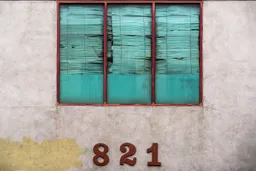 821